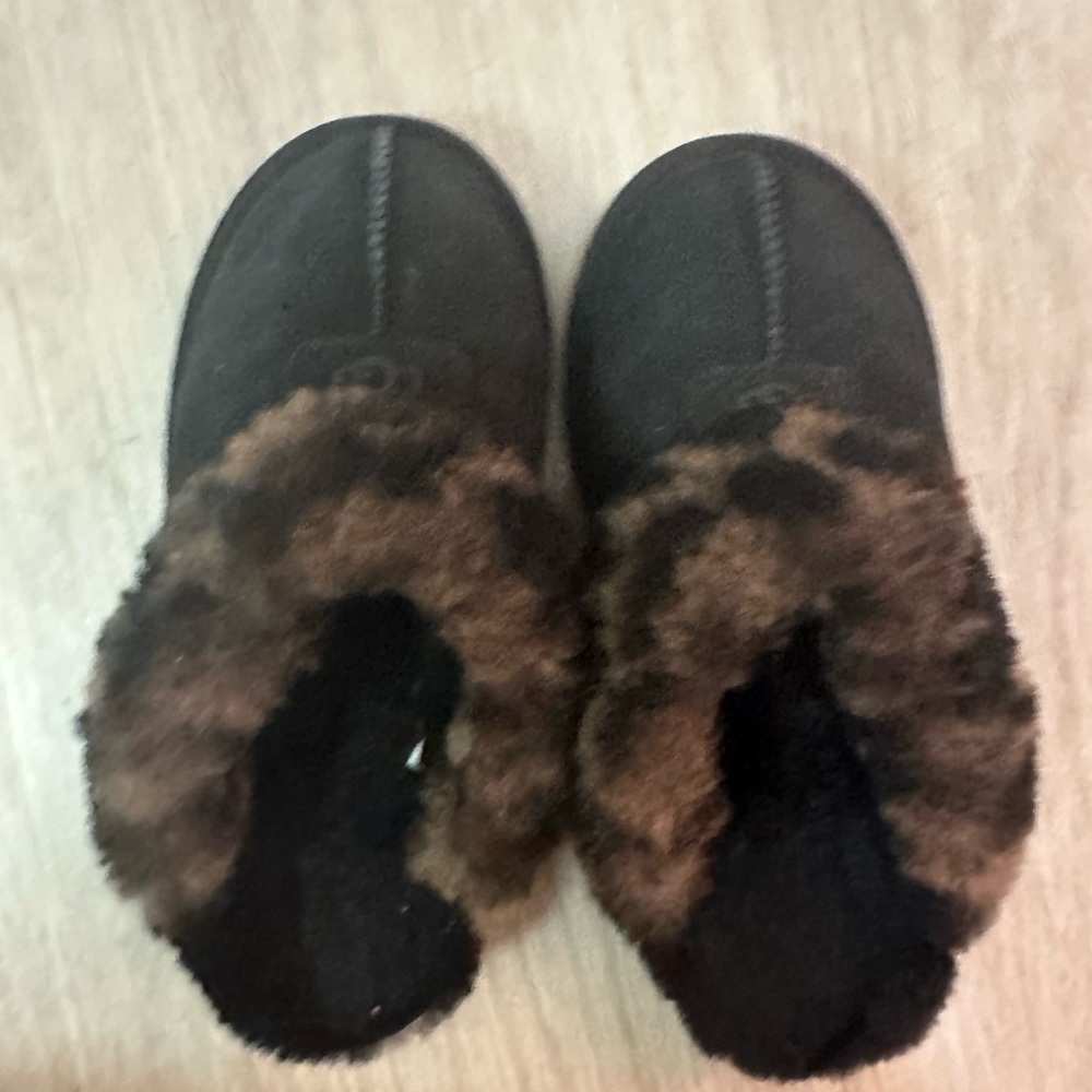 UGG Slippers Size 6
